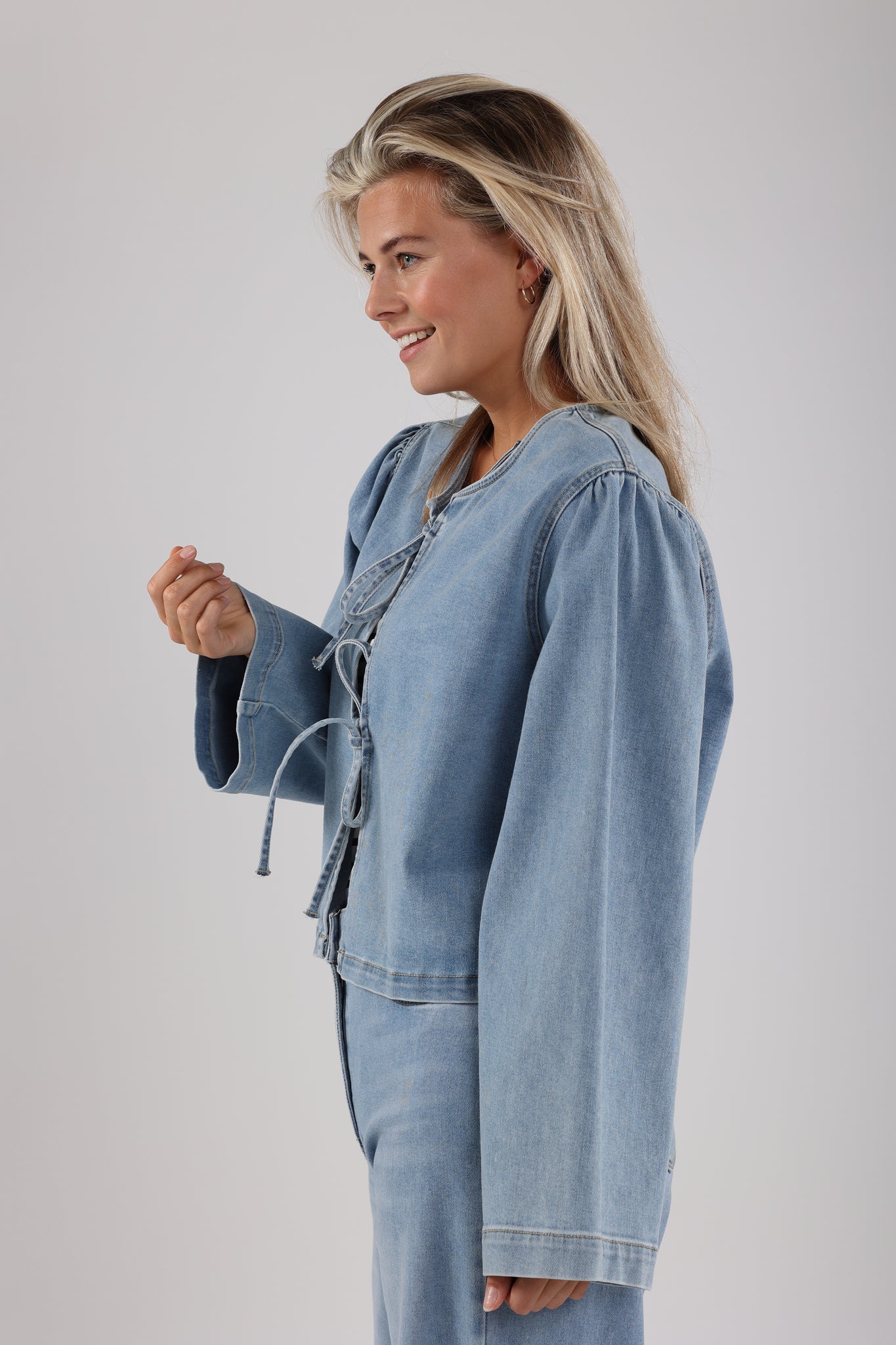 https://content.storeinfo.nl/applicatie/img/983/20250214095335_478621_Bowyblousebleacheddenim2.JPG