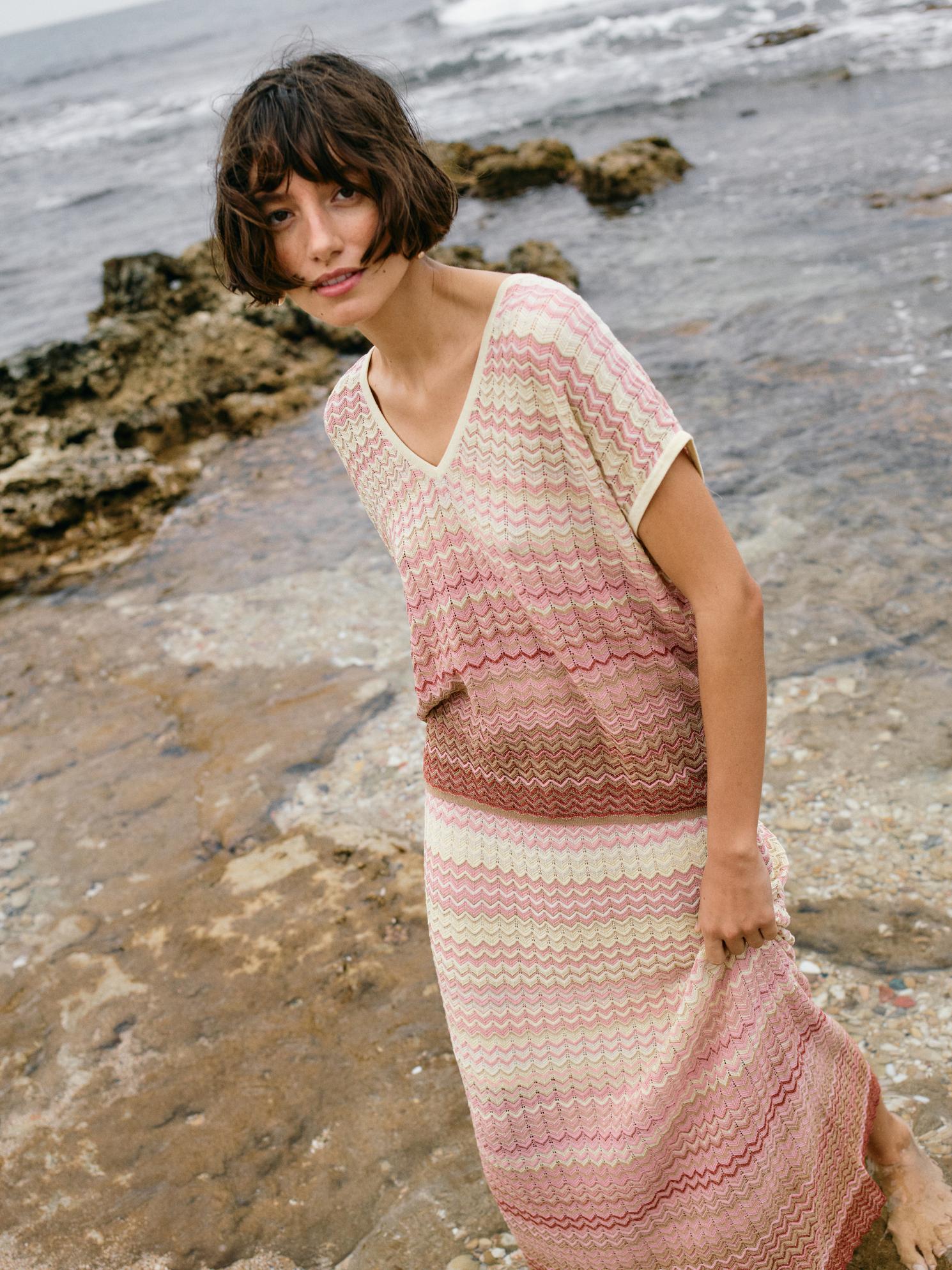 https://content.storeinfo.nl/applicatie/img/983/20250403114255_153121_170730354MMShaniZigZagVneckKnitPowderPink170720354MMHopiZigZagKnitSkirtPowderPink1.jpg