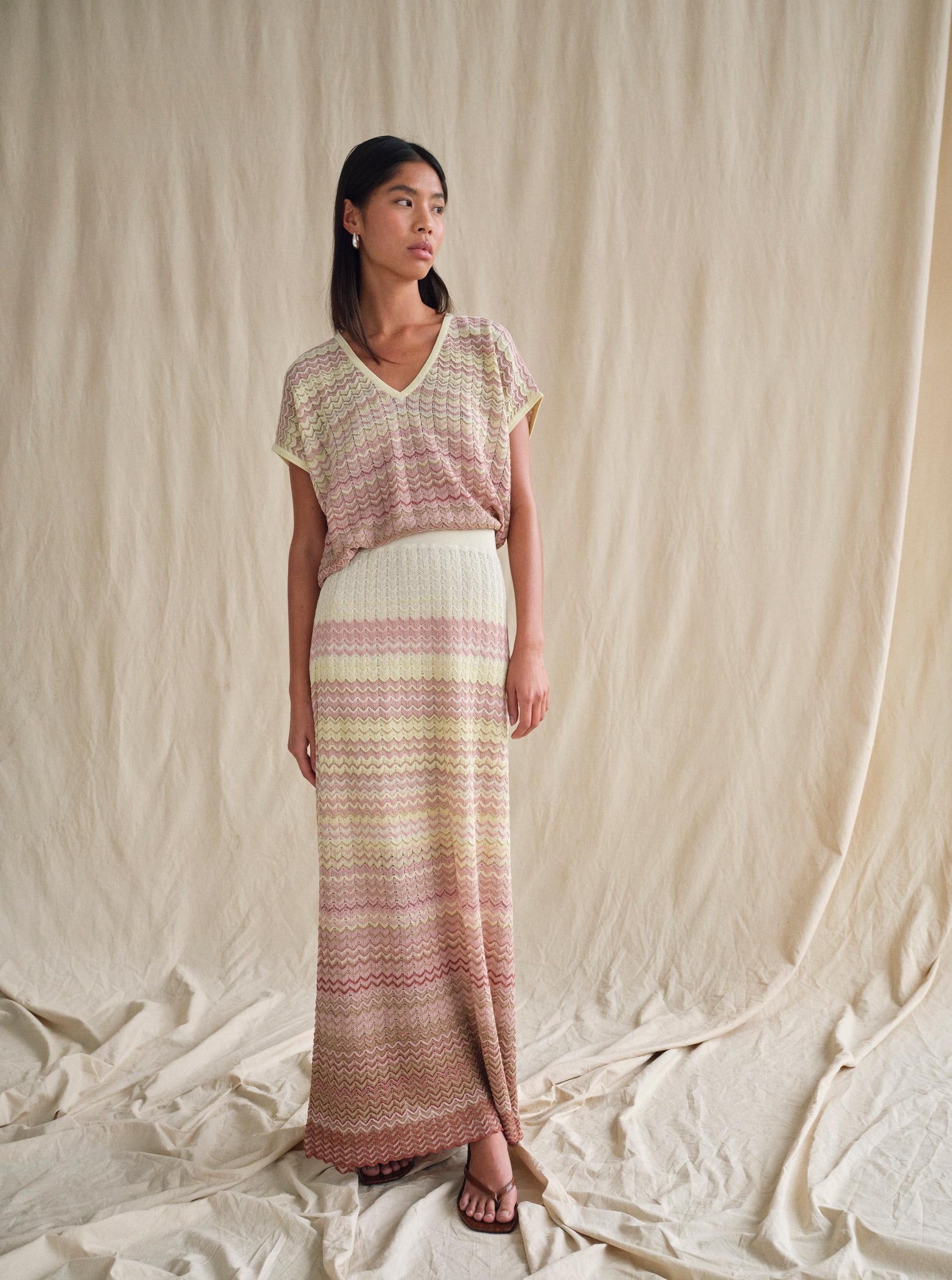 https://content.storeinfo.nl/applicatie/img/983/20250403114309_150503_170730354MMShaniZigZagVneckKnitPowderPink170720354MMHopiZigZagKnitSkirtPowderPink1.jpg