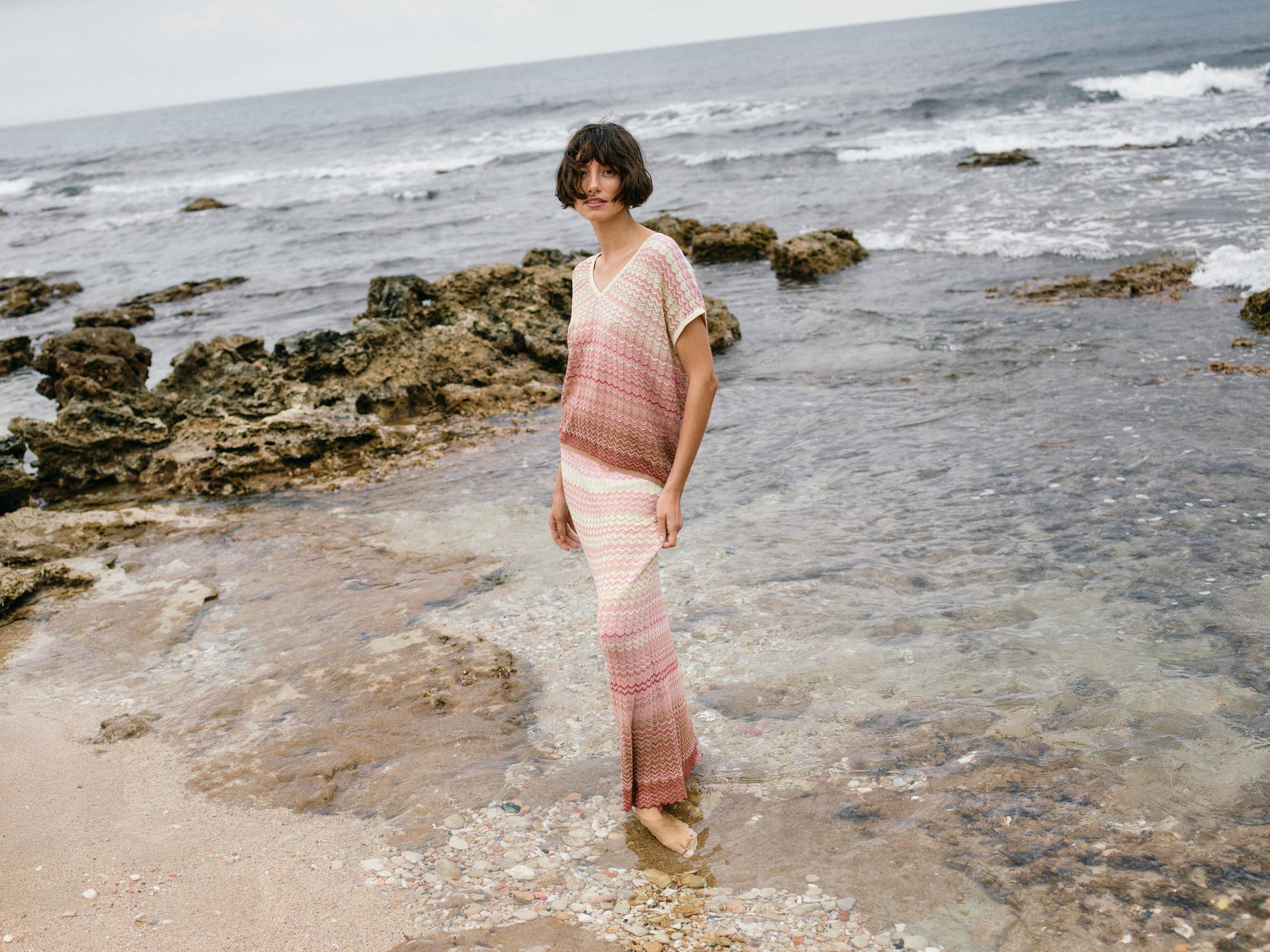 https://content.storeinfo.nl/applicatie/img/983/20250403114529_147974_170730354MMShaniZigZagVneckKnitPowderPink170720354MMHopiZigZagKnitSkirtPowderPink.jpg