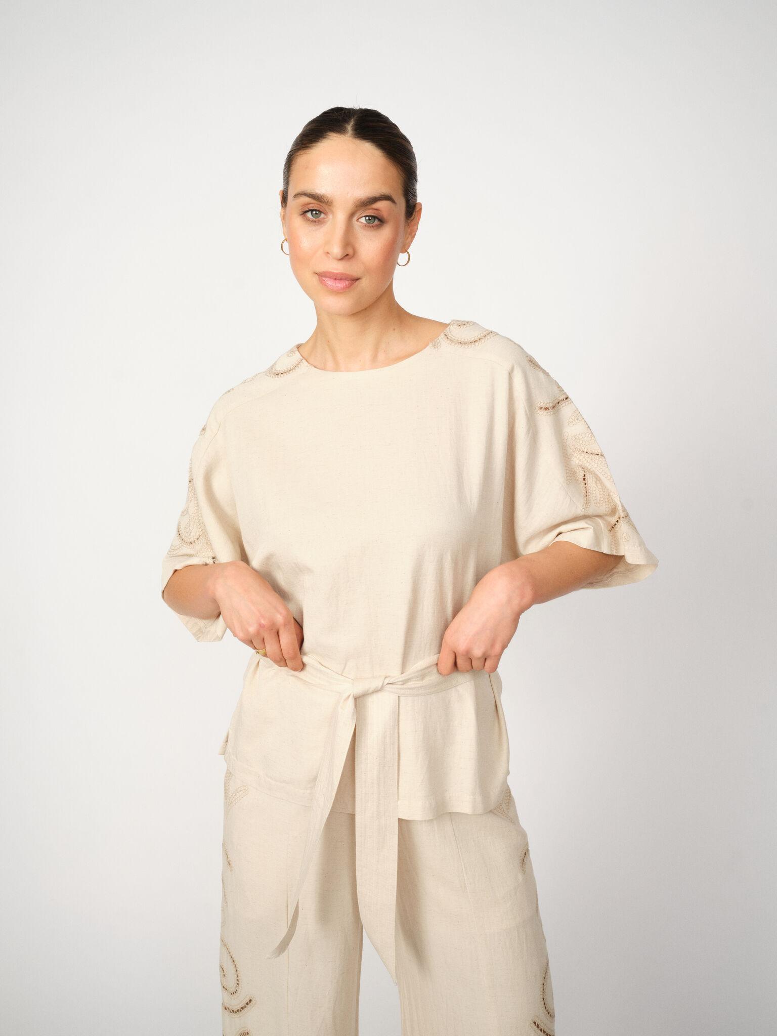 https://content.storeinfo.nl/applicatie/img/983/20250407162923_607422_171780119MMRikasSobiaBlouseClay171800119MMSeeceeSobiaPantClay4.jpg