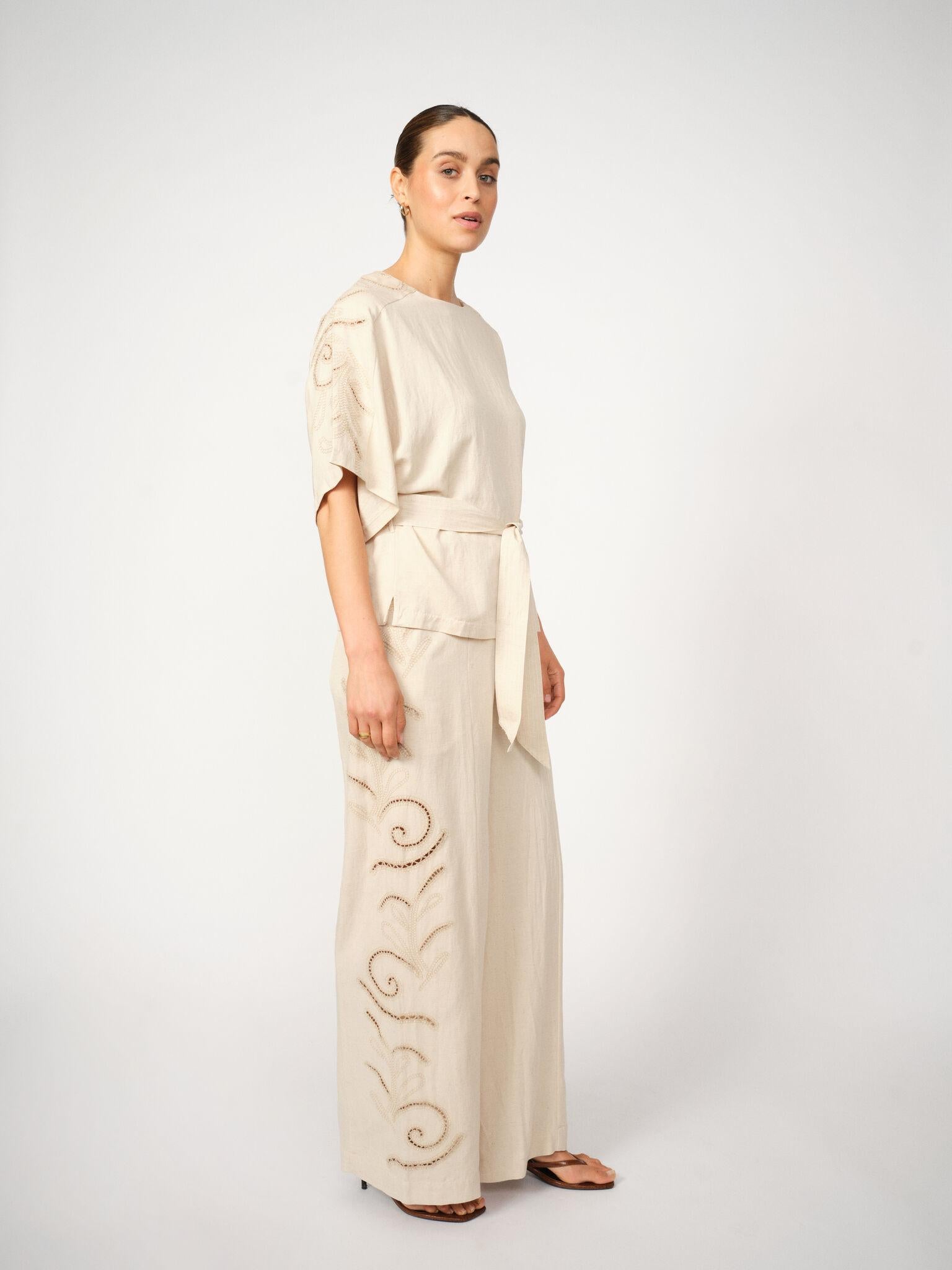 https://content.storeinfo.nl/applicatie/img/983/20250407163043_607398_171780119MMRikasSobiaBlouseClay171800119MMSeeceeSobiaPantClay2.jpg