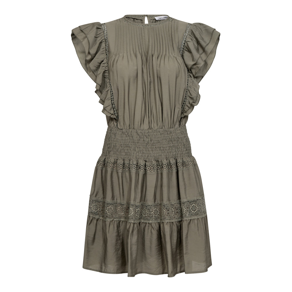 https://content.storeinfo.nl/applicatie/img/983/20250506163501_201527_36486CallumCCFrillPintuckdress755501.jpg