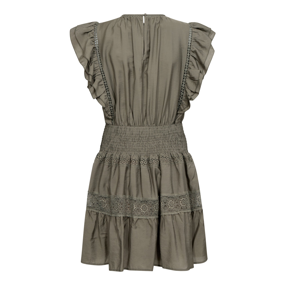https://content.storeinfo.nl/applicatie/img/983/20250506163503_200830_36486CallumCCFrillPintuckdress755502.jpg