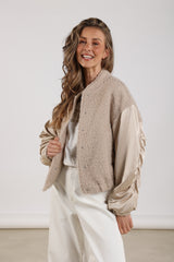 https://content.storeinfo.nl/applicatie/img/983/20250628162103_2401707_Baltimorejacketsatinsand3.JPG