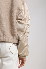 https://content.storeinfo.nl/applicatie/img/983/20250628162120_2408683_Baltimorejacketsatinsand1.JPG