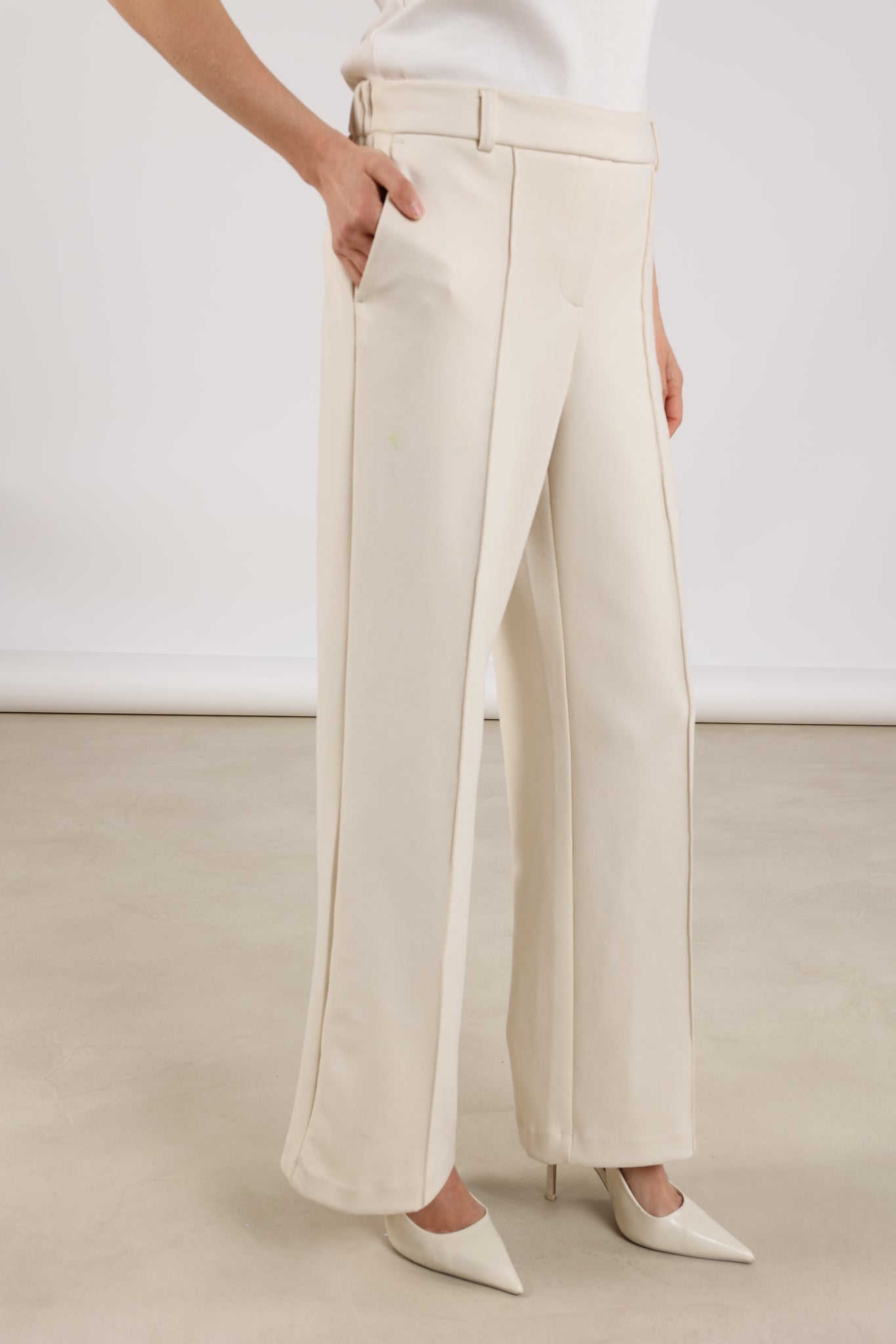https://content.storeinfo.nl/applicatie/img/983/20250628162258_2401647_Jillpantsscubaoffwhite5.JPG
