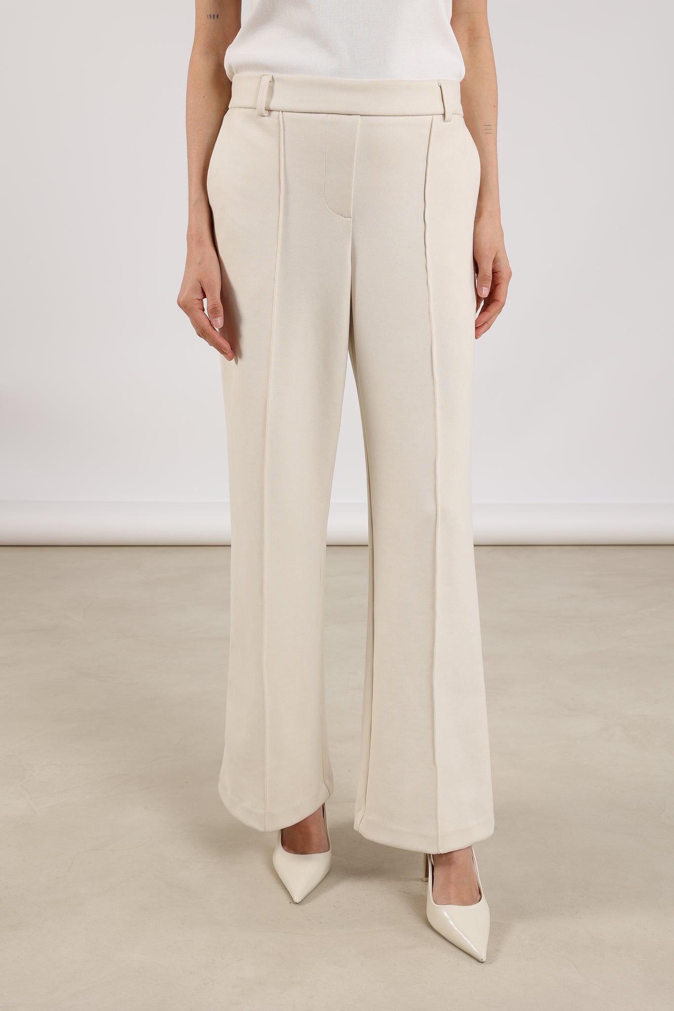 https://content.storeinfo.nl/applicatie/img/983/20250628162301_2399197_Jillpantsscubaoffwhite3.JPG