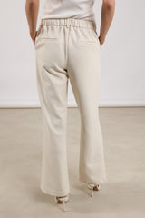 https://content.storeinfo.nl/applicatie/img/983/20250628162304_2397223_Jillpantsscubaoffwhite7.JPG