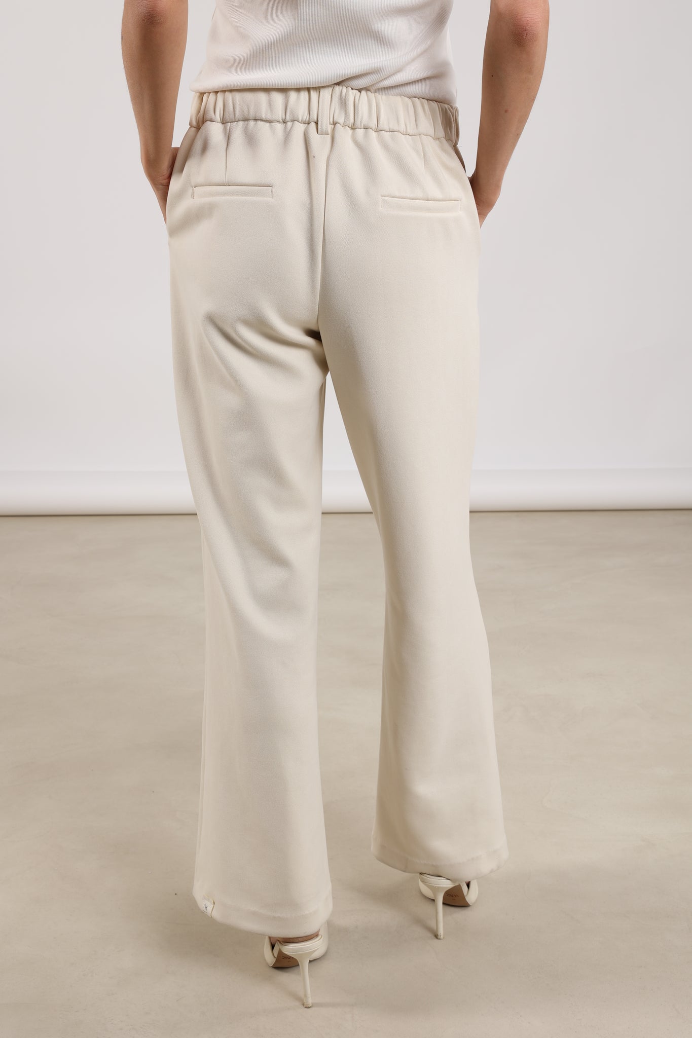 https://content.storeinfo.nl/applicatie/img/983/20250628162304_2397223_Jillpantsscubaoffwhite7.JPG