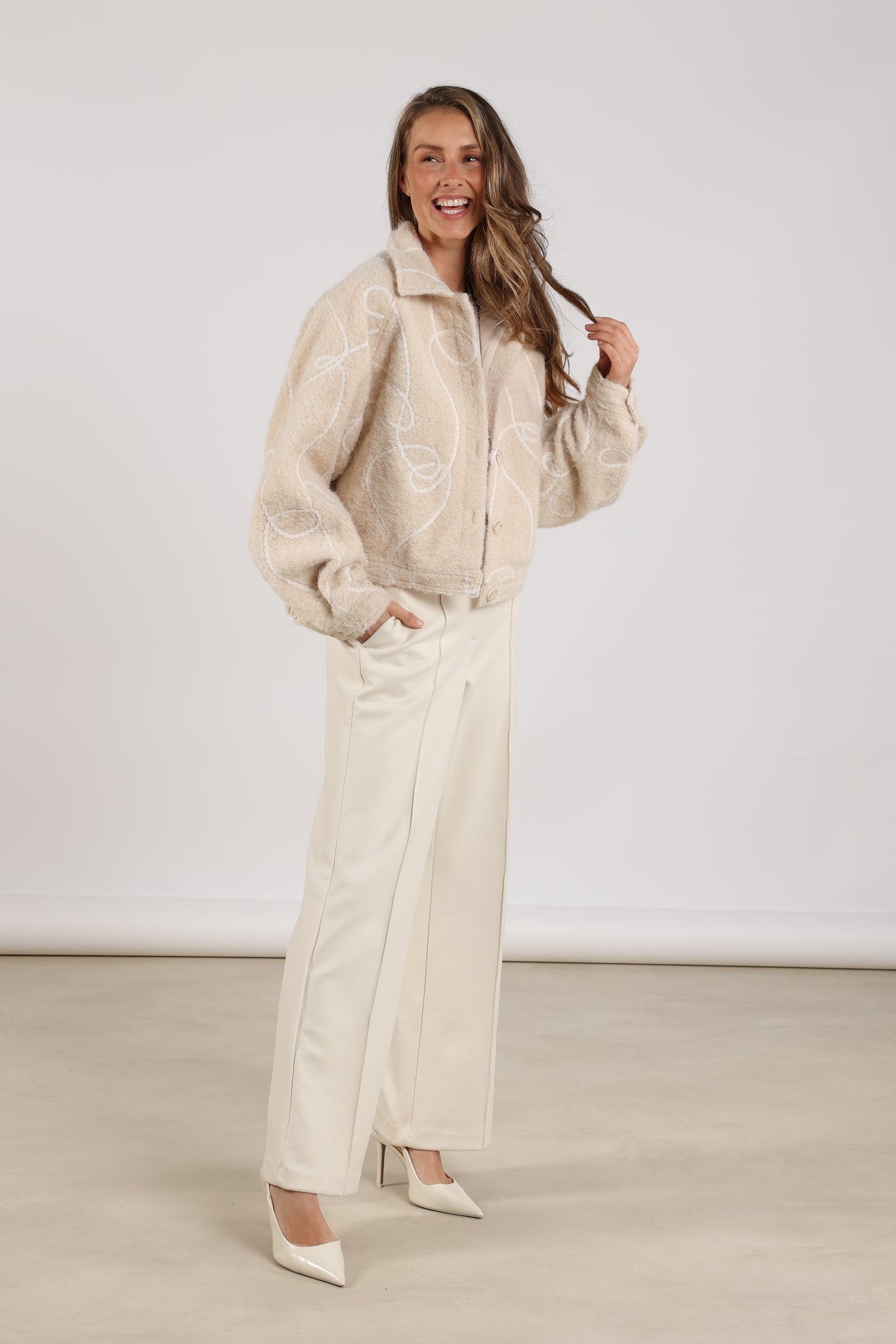 https://content.storeinfo.nl/applicatie/img/983/20250628162314_2401289_Jillpantsscubaoffwhite4.JPG