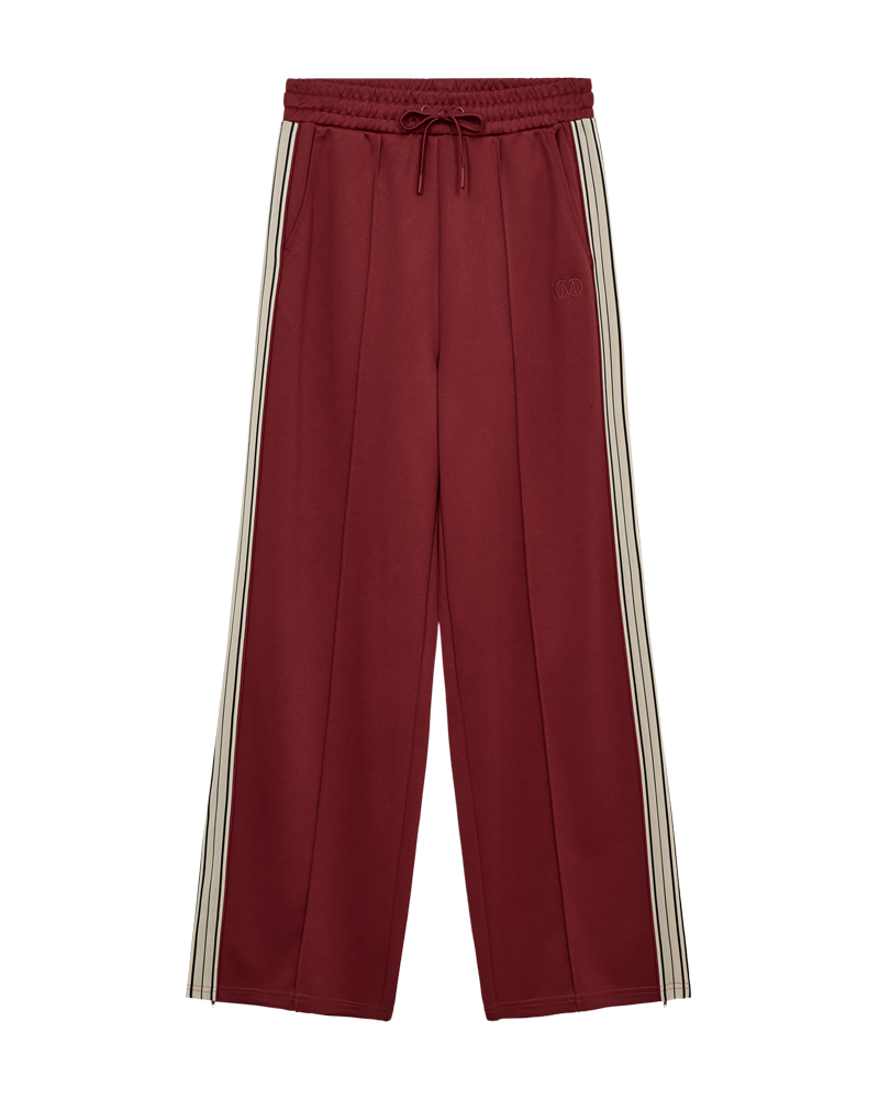 https://content.storeinfo.nl/applicatie/img/983/20250701112652_1751582_packshot22055511318Front1CMADASWEATPANTSRedPear.png