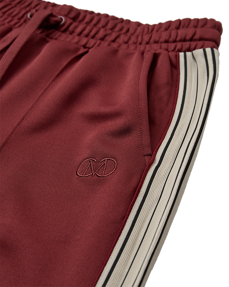 https://content.storeinfo.nl/applicatie/img/983/20250701112656_1747834_packshot22055511318Details1CMADASWEATPANTSRedPear.png