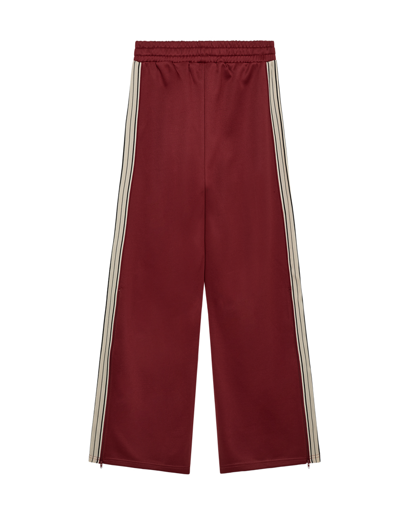 https://content.storeinfo.nl/applicatie/img/983/20250701112703_1751582_packshot22055511318Back1CMADASWEATPANTSRedPear.png