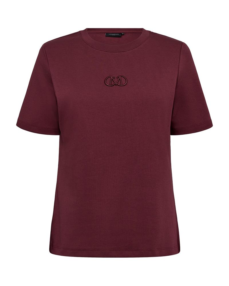https://content.storeinfo.nl/applicatie/img/983/20250701115146_1751530_packshot22071521368Front1CMMUSETEEWindsorWine.png