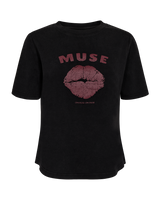 https://content.storeinfo.nl/applicatie/img/983/20250701115214_1751574_packshot22071022649Front1CMMUSETEEBlackw.WindsorWine.png