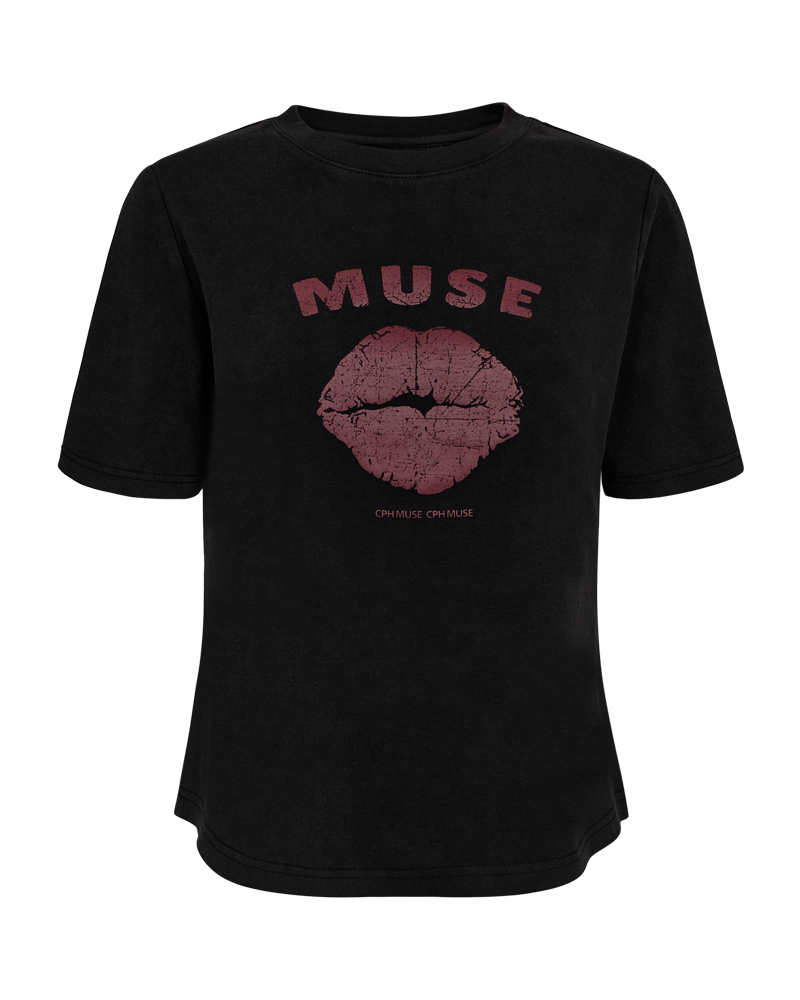 https://content.storeinfo.nl/applicatie/img/983/20250701115214_1751574_packshot22071022649Front1CMMUSETEEBlackw.WindsorWine.png