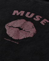 https://content.storeinfo.nl/applicatie/img/983/20250701115220_1751530_packshot22071022649Details1CMMUSETEEBlackw.WindsorWine.png