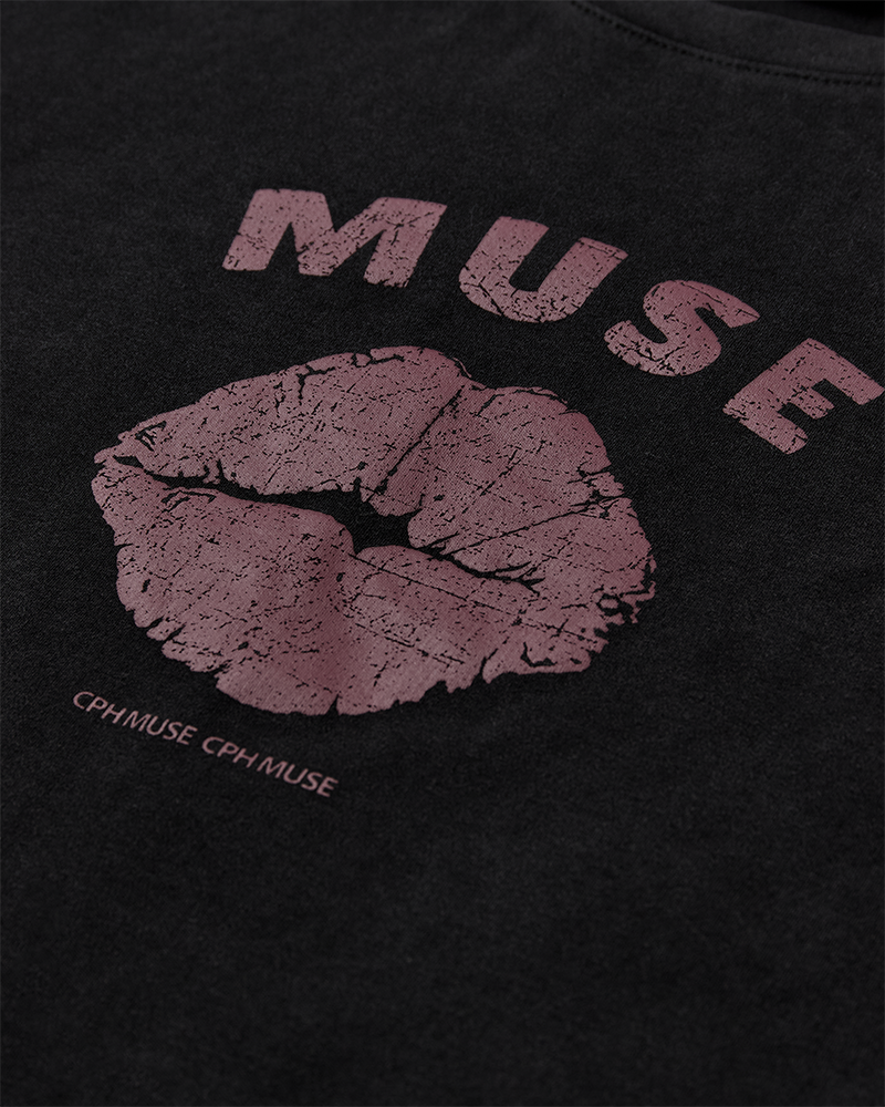 https://content.storeinfo.nl/applicatie/img/983/20250701115220_1751530_packshot22071022649Details1CMMUSETEEBlackw.WindsorWine.png