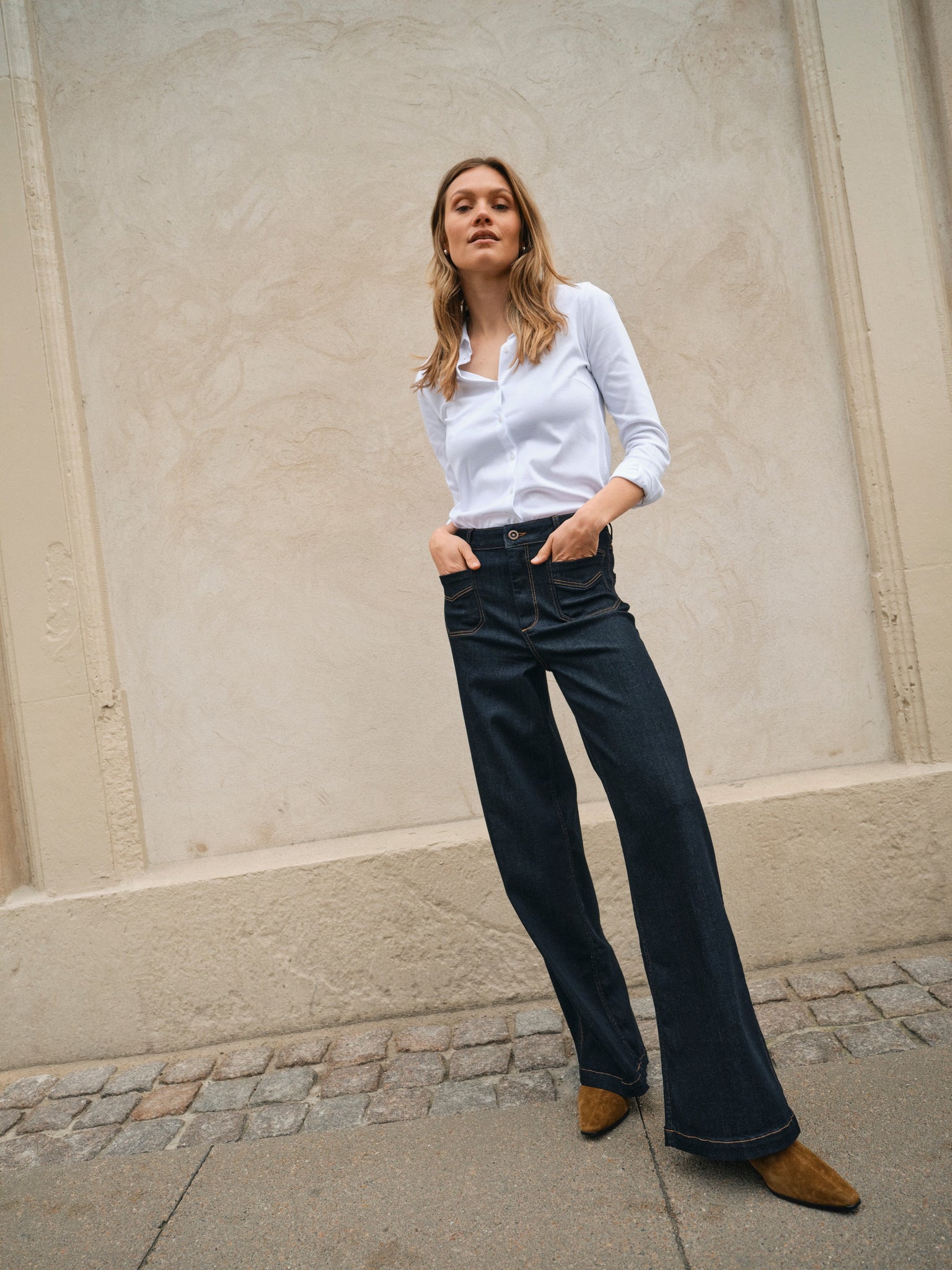 https://content.storeinfo.nl/applicatie/img/983/20250708104609_414539_131660101MMTinaJerseyShirtWhite172370447MMColetteDeluxeJeansDarkBlue1.jpg