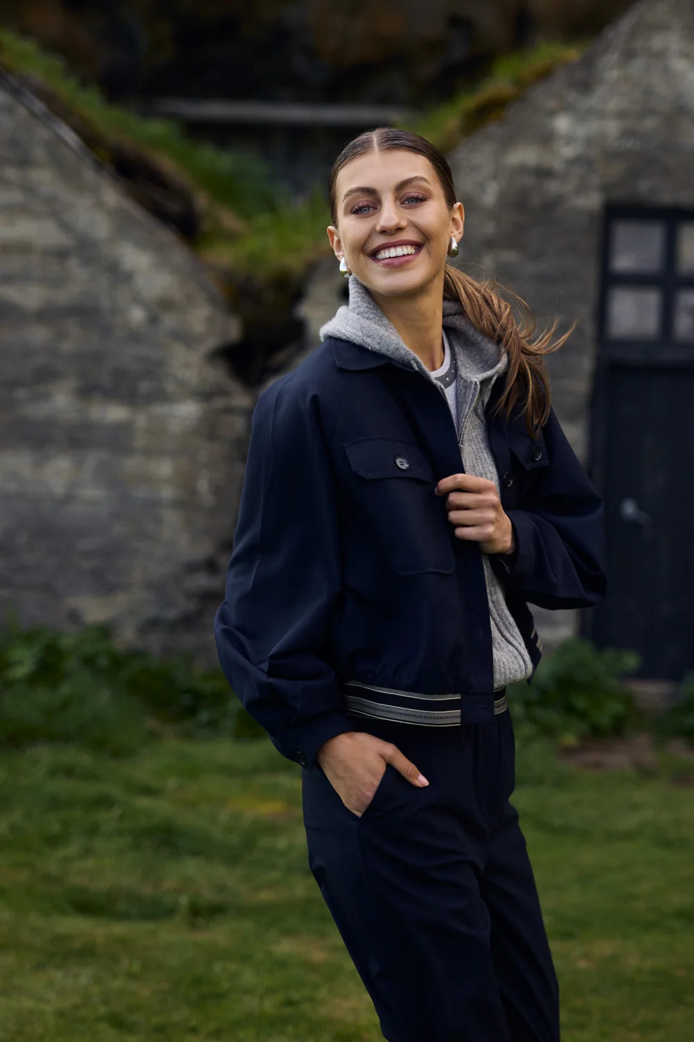 https://content.storeinfo.nl/applicatie/img/983/20250726164530_1814474_LizpantsnavyOliviajacketnavyLillygiletzippergreyNicesingletstudslightgrey9560b6b6ae69411cb52a663b2cf078fb.webp