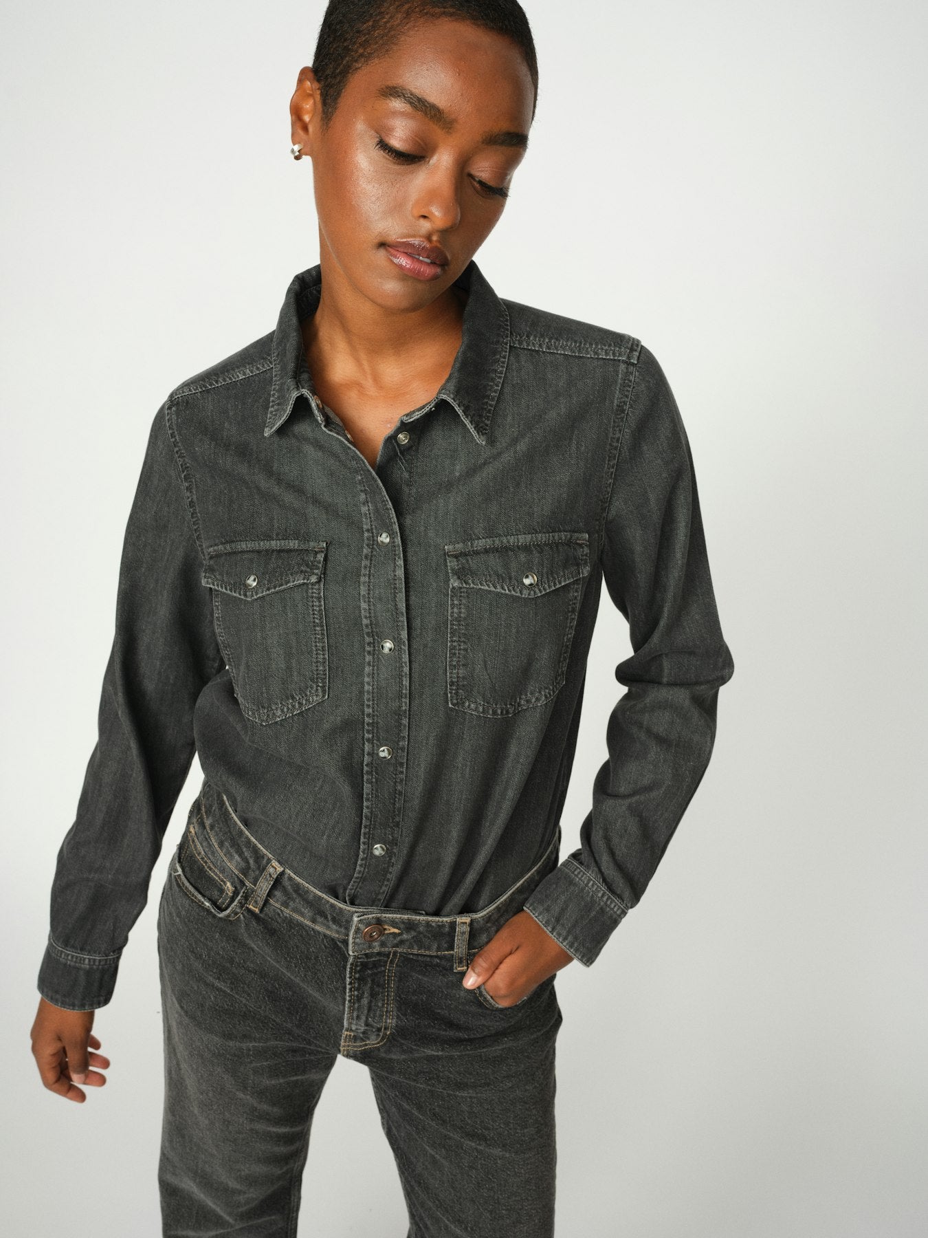 https://content.storeinfo.nl/applicatie/img/983/20250729173951_872095_MOSMOSHfallwinter2025large174670850MMNatalieDenimShirtGrey174560850MMColoradoOlihJeansGrey2.jpg