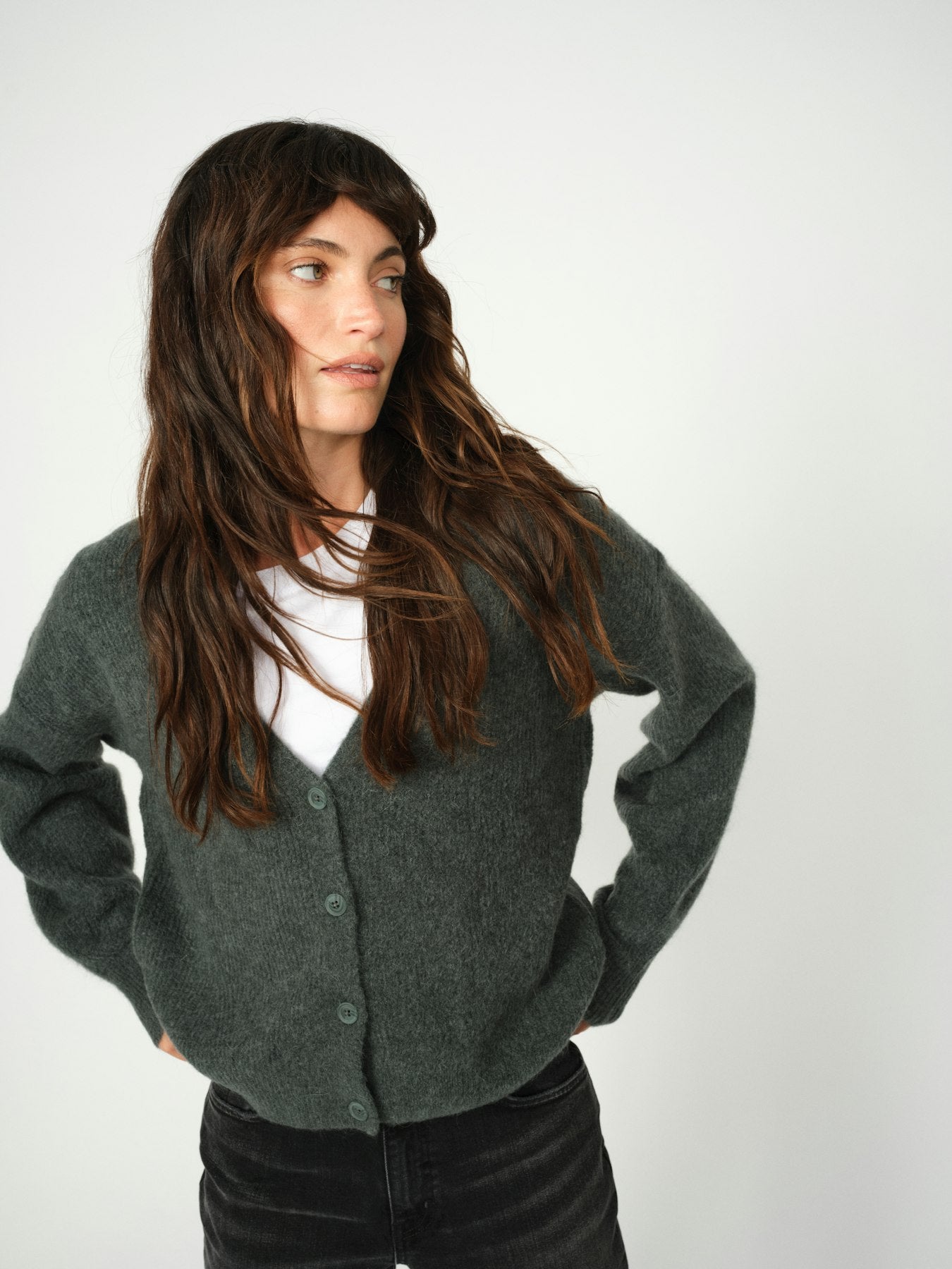 https://content.storeinfo.nl/applicatie/img/983/20250729174148_876806_MOSMOSHfallwinter2025large168520101MMDalaOSSBasicTeeWhite156830836MMThoraVNeckKnitCardiganUrbanChic1.jpg