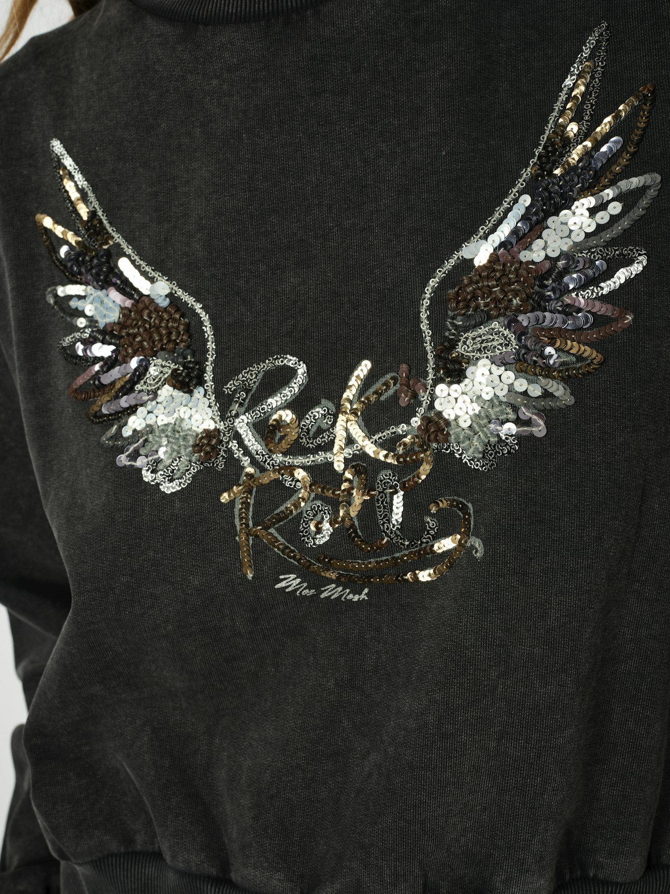 https://content.storeinfo.nl/applicatie/img/983/20250729174317_876806_MOSMOSHfallwinter2025large172810819MMCosetteOLSDecoSweatshirtPhantom174680850MMCynthiaAskirtGrey2.jpg