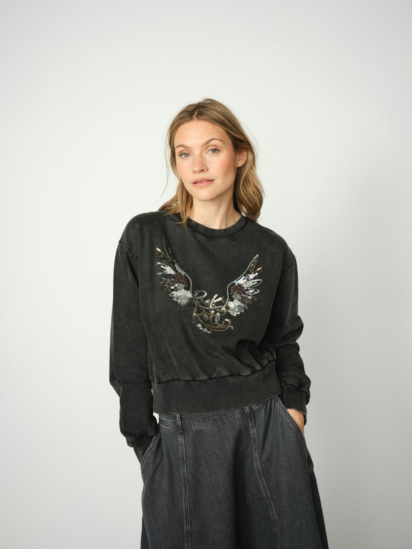 https://content.storeinfo.nl/applicatie/img/983/20250729174320_868136_MOSMOSHfallwinter2025large172810819MMCosetteOLSDecoSweatshirtPhantom174680850MMCynthiaAskirtGrey1.jpg