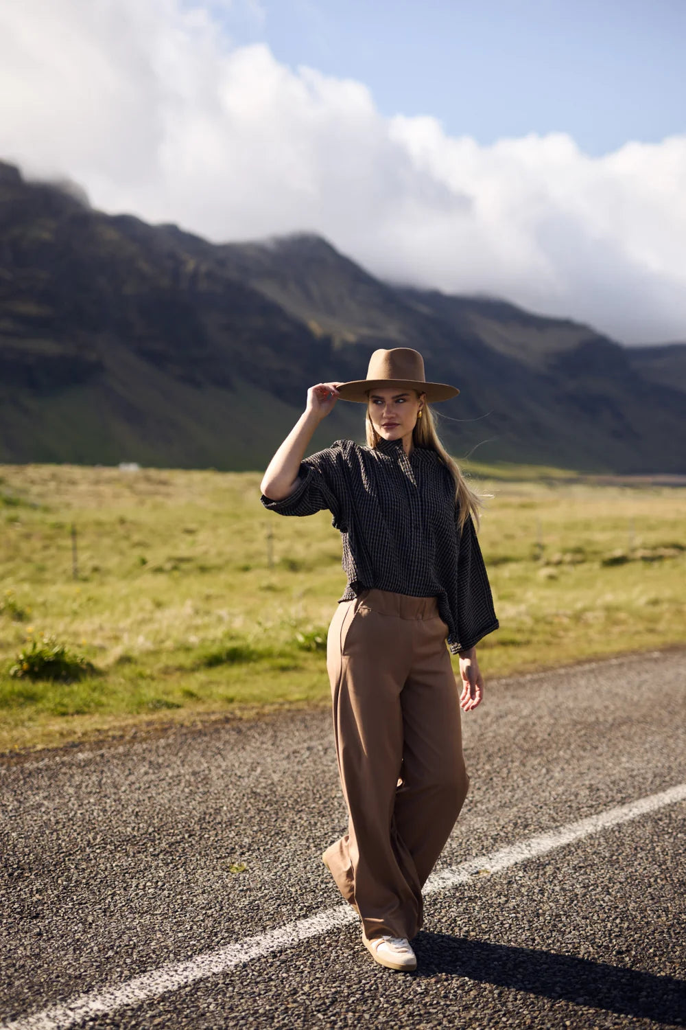 https://content.storeinfo.nl/applicatie/img/983/20250805121146_232138_SemepantscamelMayablousechecknavycamel2.webp