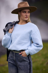 https://content.storeinfo.nl/applicatie/img/983/20250805121303_231007_MiloujacketpailletnavyAmaliapullovericeRubypantsdenimbluedenim2f9251df4ac5f4b898e487aa1f94539ad.webp