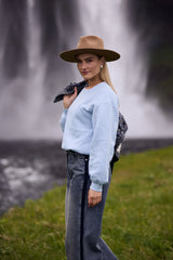 https://content.storeinfo.nl/applicatie/img/983/20250805121312_225138_MiloujacketpailletnavyAmaliapullovericeRubypantsdenimbluedenim3.webp