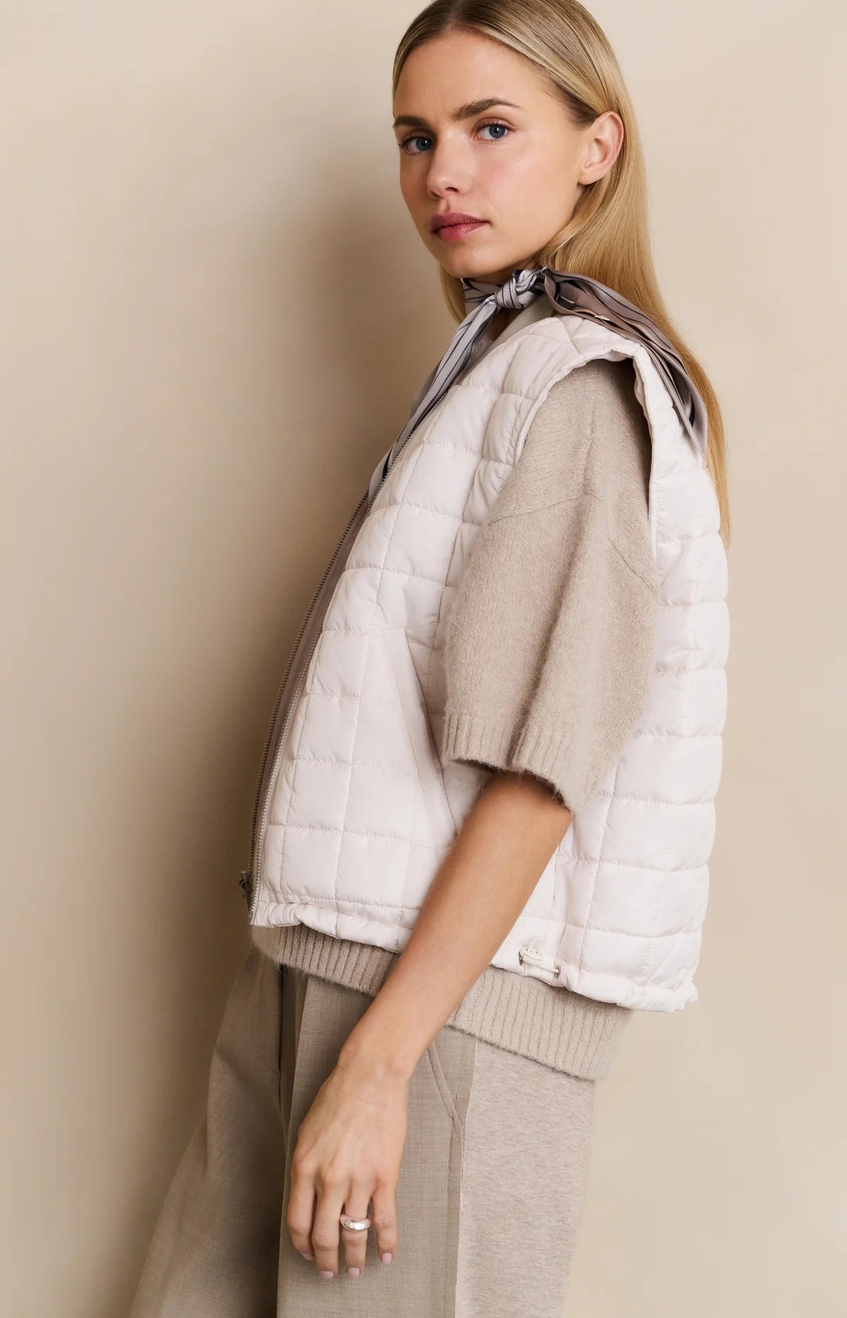 https://content.storeinfo.nl/applicatie/img/983/20250807163612_692812_reversiblepaddedbodywarmerwithzipclosure1.webp