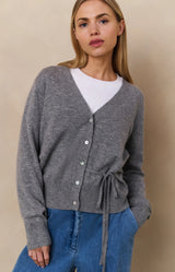 https://content.storeinfo.nl/applicatie/img/983/20250807164025_692809_cardiganwithvneckandtiewaist2d3b298fb5ea740b3a509a4e45f12dc79.webp