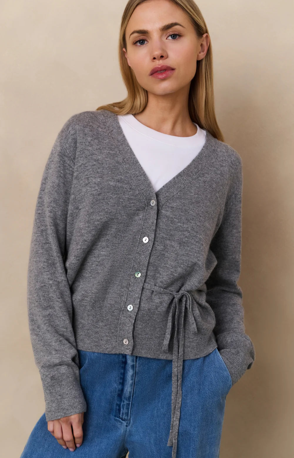 https://content.storeinfo.nl/applicatie/img/983/20250807164025_692809_cardiganwithvneckandtiewaist2d3b298fb5ea740b3a509a4e45f12dc79.webp