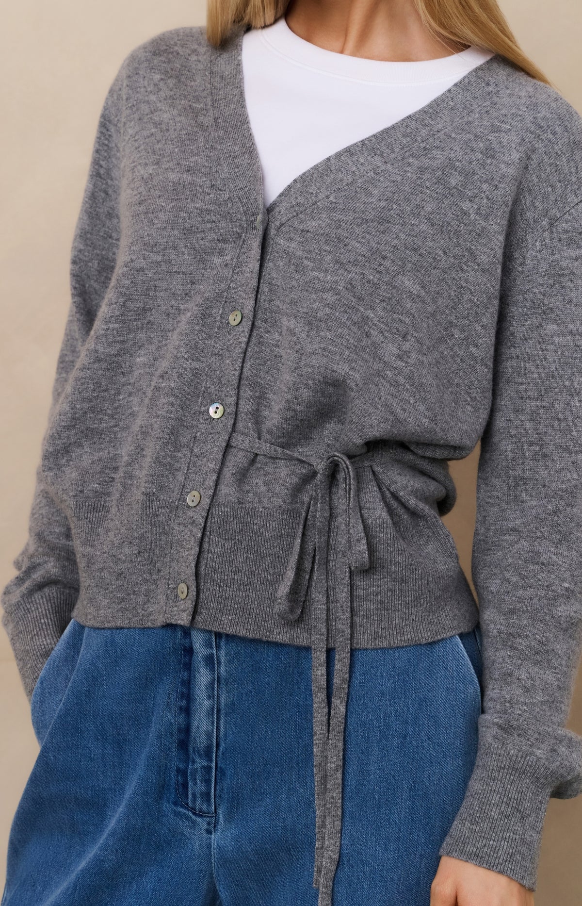 https://content.storeinfo.nl/applicatie/img/983/20250807164036_692933_cardiganwithvneckandtiewaist2747d72c55b3749f2b45531c18641116e.jpg