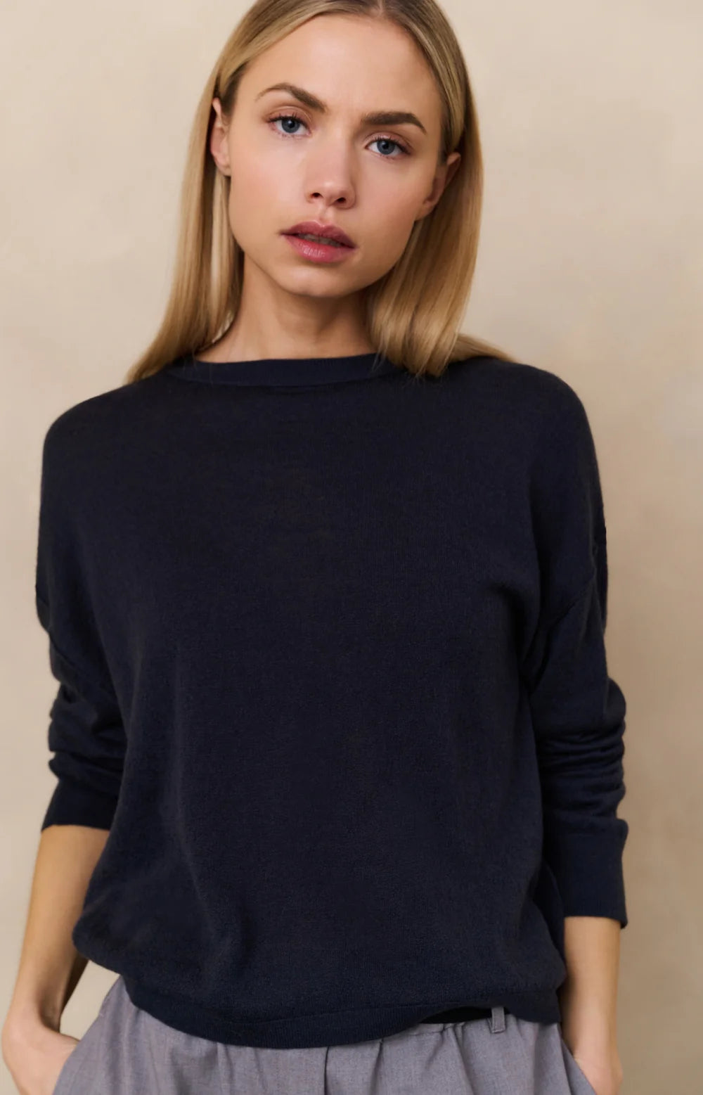 https://content.storeinfo.nl/applicatie/img/983/20250807164633_689238_texturedknittedsweaterwithroundnecklinebd0da034eeb649cfb50a88c2e4216e3a.webp
