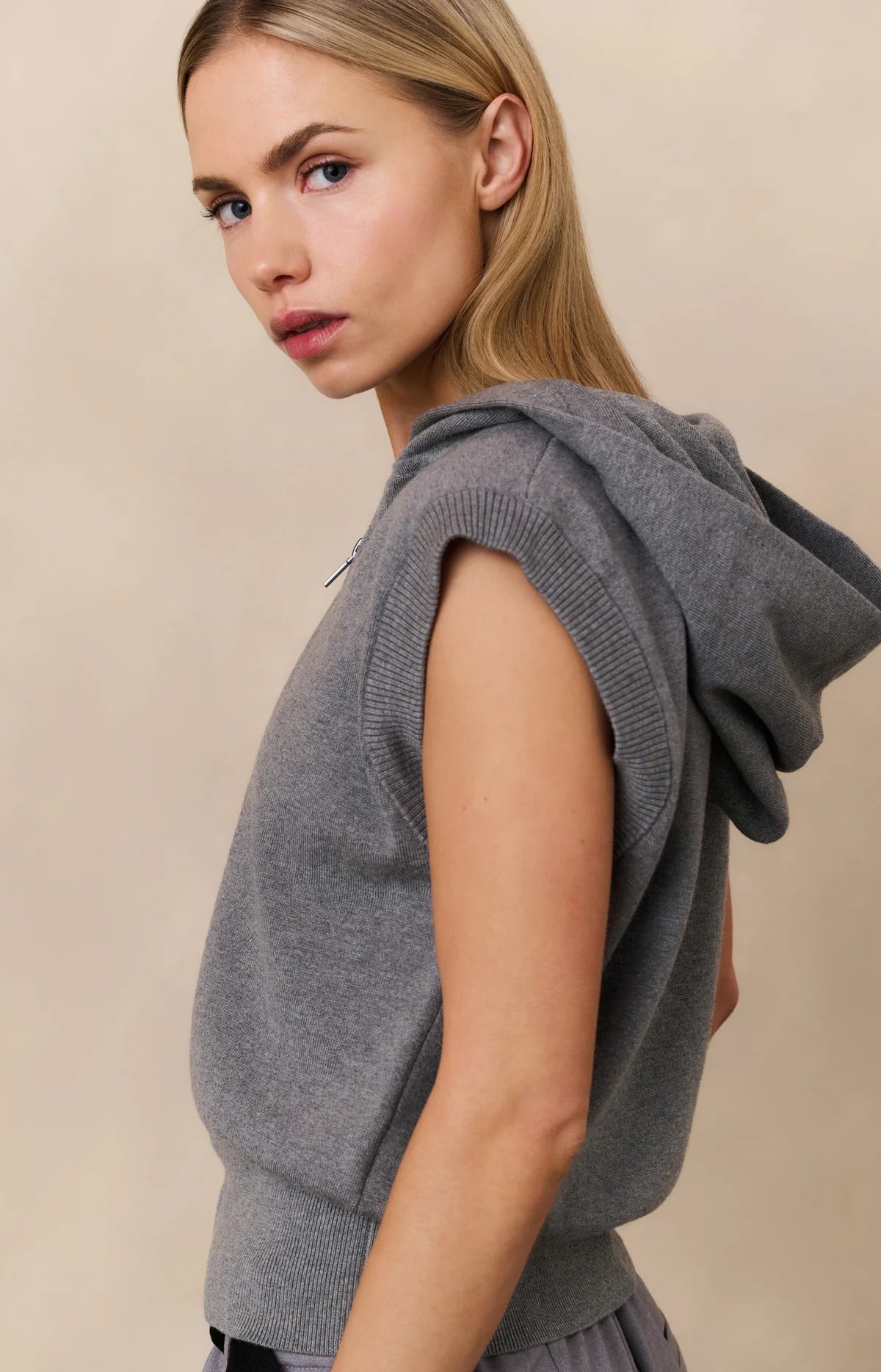 https://content.storeinfo.nl/applicatie/img/983/20250807164954_687605_sleevelesshoodiewithzipperandhood1dd0131b3e0684fe5b1caea66e8ede5ac.webp