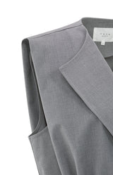 https://content.storeinfo.nl/applicatie/img/983/20250807165305_692882_sleevelessjacketwithlapelsandelasticwaist3b7a9e8d859a4ea4a34c37056d548478.jpg