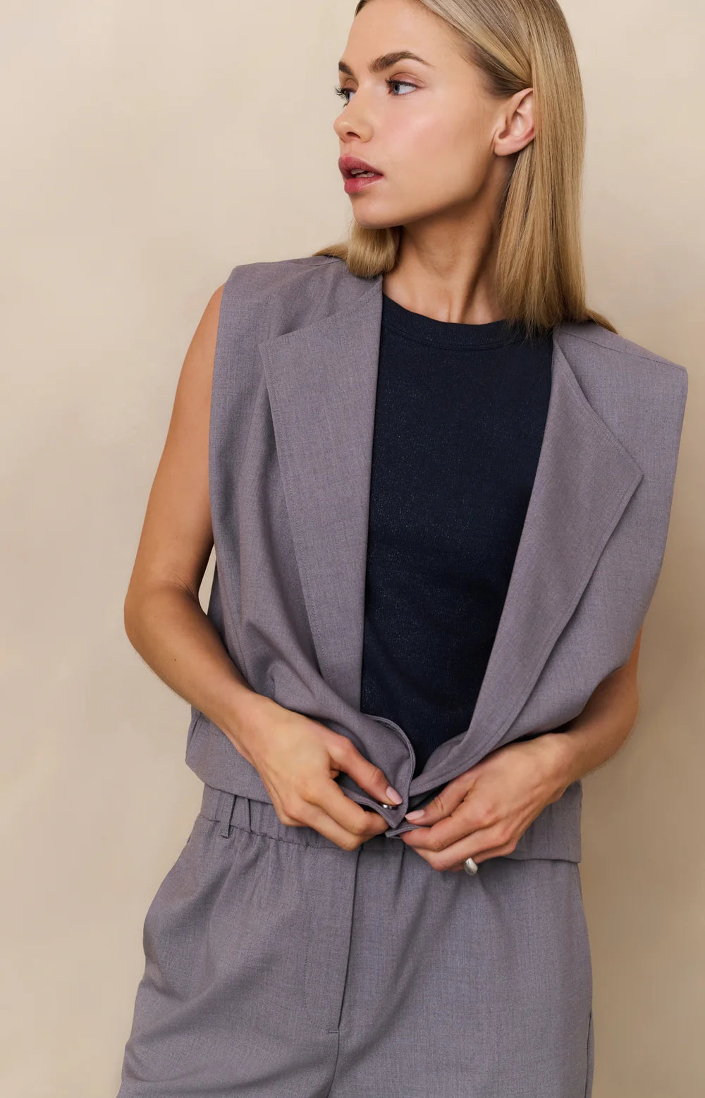 https://content.storeinfo.nl/applicatie/img/983/20250807165308_692981_sleevelessjacketwithlapelsandelasticwaist8cfe7d6ec89d42d3b2dfd43988061506.webp