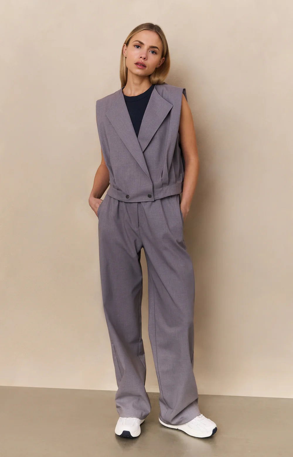 https://content.storeinfo.nl/applicatie/img/983/20250807165609_692481_wovenwidelegtrouserswithelasticwaistandbeltdetail9d98ea8fb0e646b198d5670114a9fc24.webp