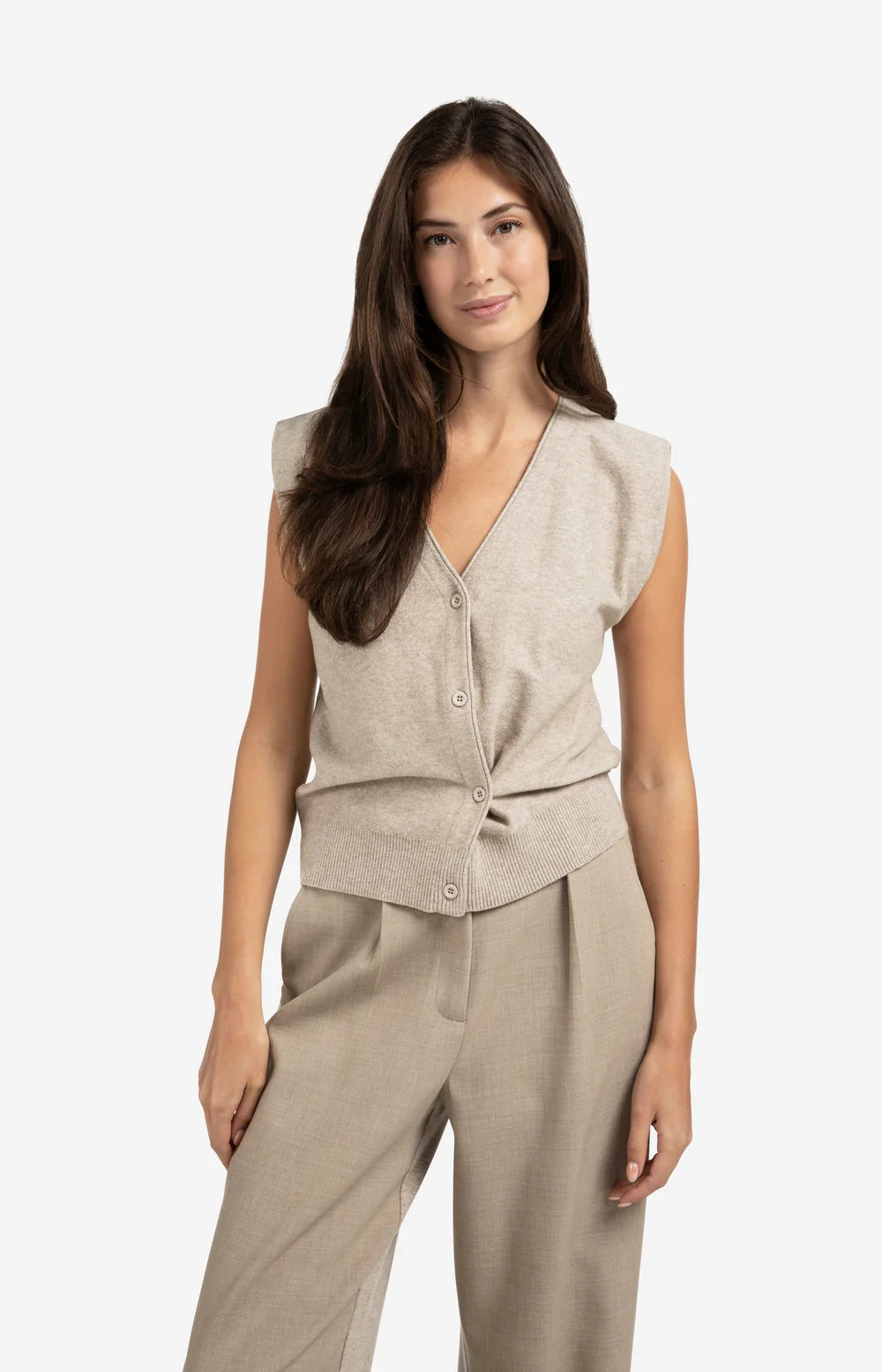 https://content.storeinfo.nl/applicatie/img/983/20250807165817_692809_knittedgiletwithvneckandasymmetricbuttoning2e60d089282541c19274baf8df90479e.webp