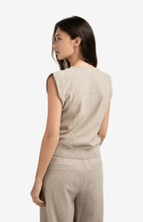 https://content.storeinfo.nl/applicatie/img/983/20250807165822_689240_knittedgiletwithvneckandasymmetricbuttoning.webp