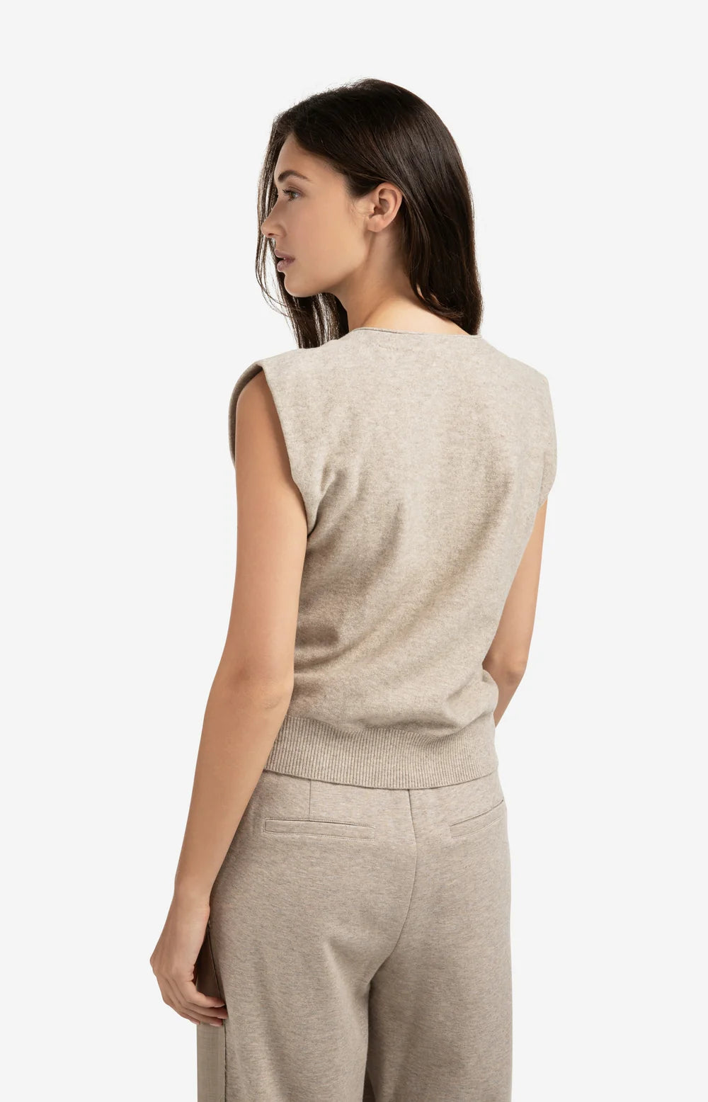 https://content.storeinfo.nl/applicatie/img/983/20250807165822_689240_knittedgiletwithvneckandasymmetricbuttoning.webp