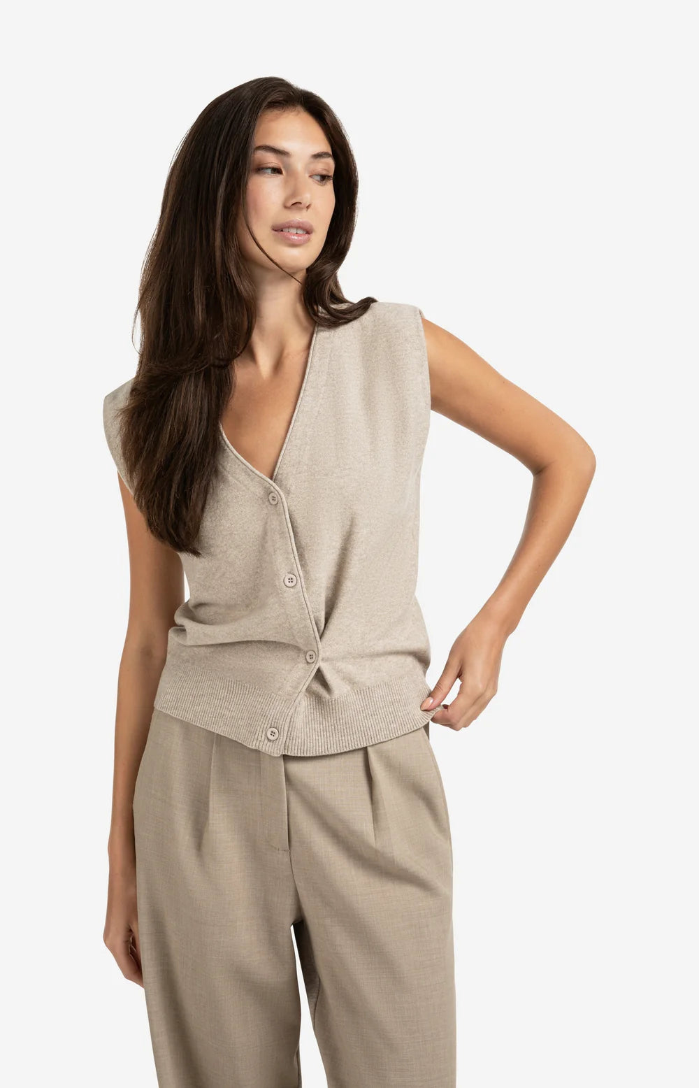https://content.storeinfo.nl/applicatie/img/983/20250807165847_692981_knittedgiletwithvneckandasymmetricbuttoningf59fc0bfd0784682a52872a1fe7dd947.webp