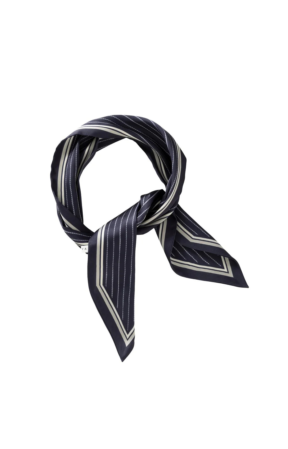 https://content.storeinfo.nl/applicatie/img/983/20250807170304_692933_scarfwithfinestripesandglossyfinish.webp