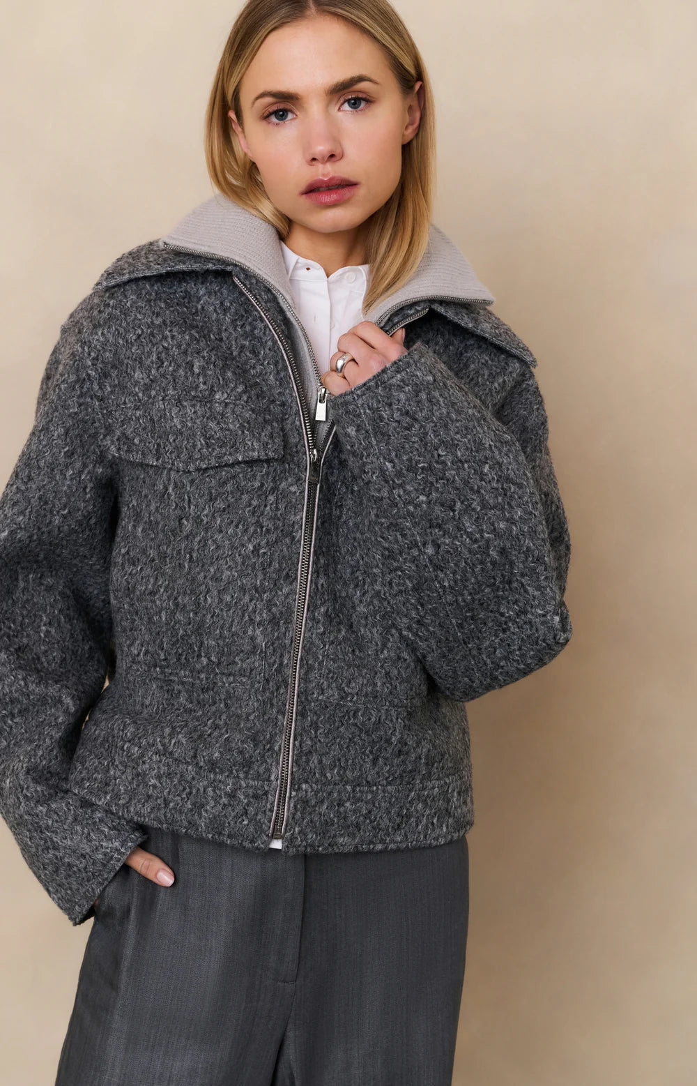 https://content.storeinfo.nl/applicatie/img/983/20250807170500_693677_shortbouclejacketwithzipandstandupcollar61a28ebf71bb4e9d97707dcca4707b37.webp