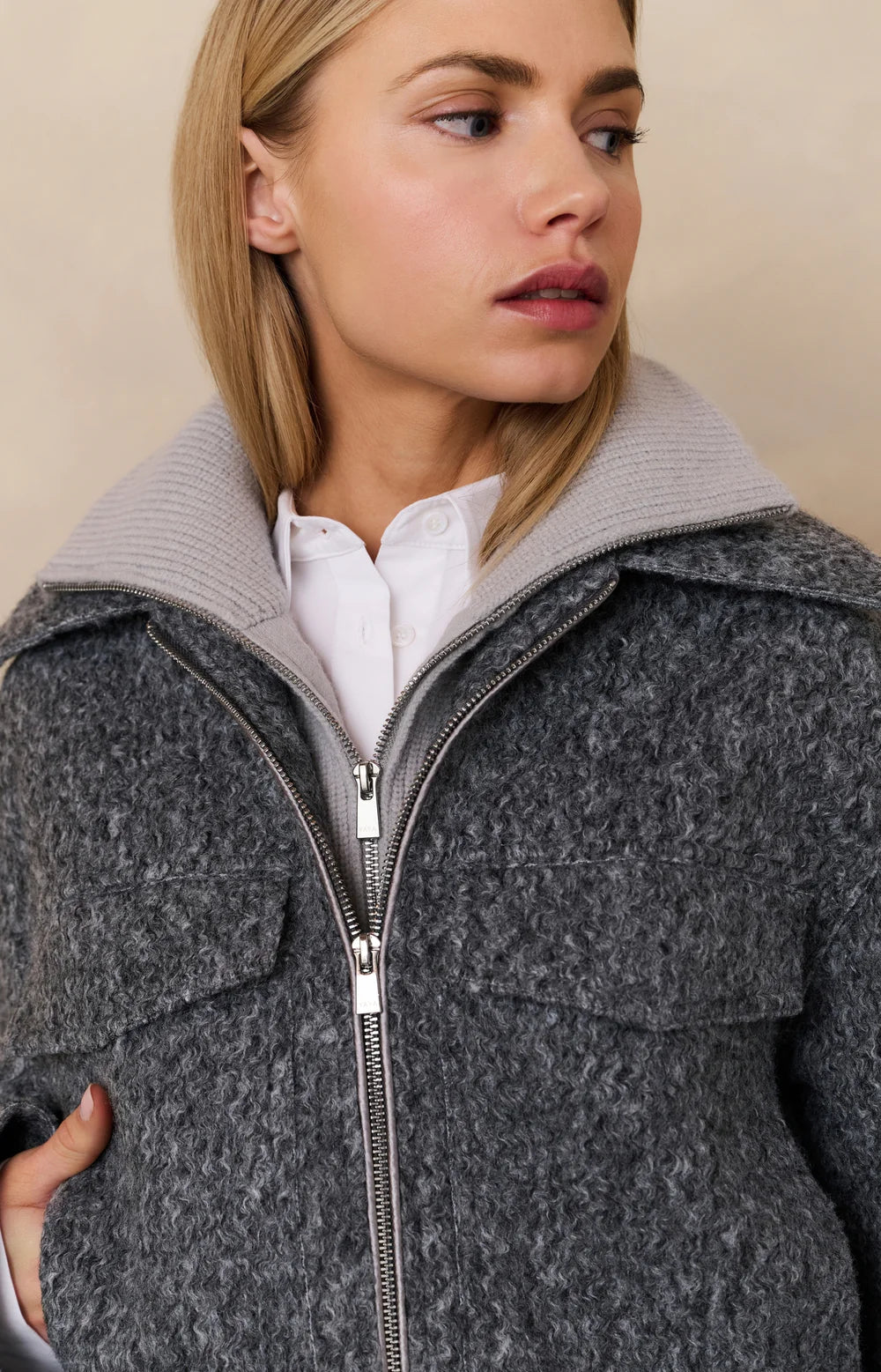 https://content.storeinfo.nl/applicatie/img/983/20250807170505_692933_shortbouclejacketwithzipandstandupcollar204723b707e849c1abde3debd1e0b4cb.webp