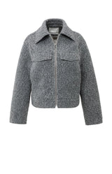 https://content.storeinfo.nl/applicatie/img/983/20250807170512_687605_shortbouclejacketwithzipandstandupcollar98494385a64443be8d0186b00460dc11.webp