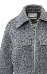 https://content.storeinfo.nl/applicatie/img/983/20250807170515_693994_shortbouclejacketwithzipandstandupcollar9e4e08ee14144061be3d390cc539210f.jpg